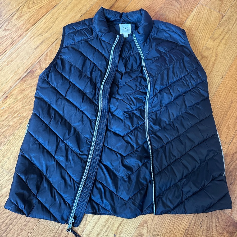 GAP black puffy vest